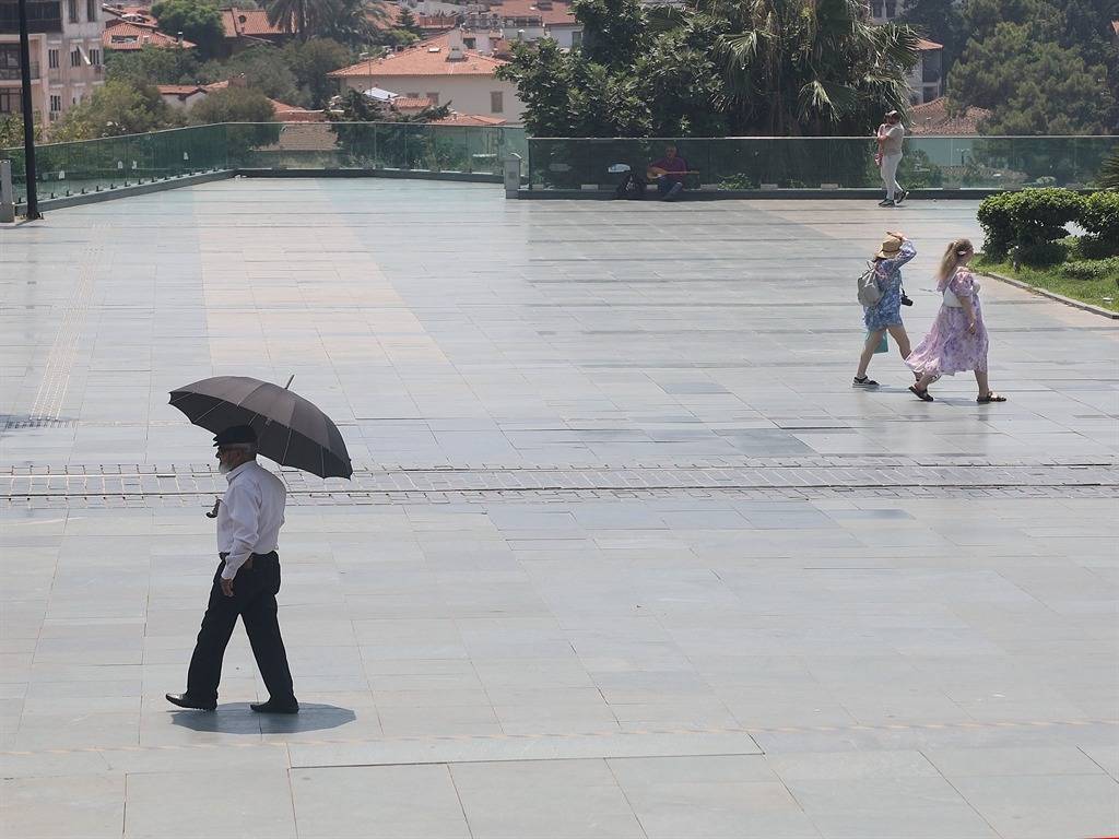 Bu şehirde herkes böyle geziyor: Başka türlü imkanı yok 7